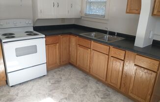 $1100 - 2 Bedroom 1 Bath Duplex - Walk to Downtown!