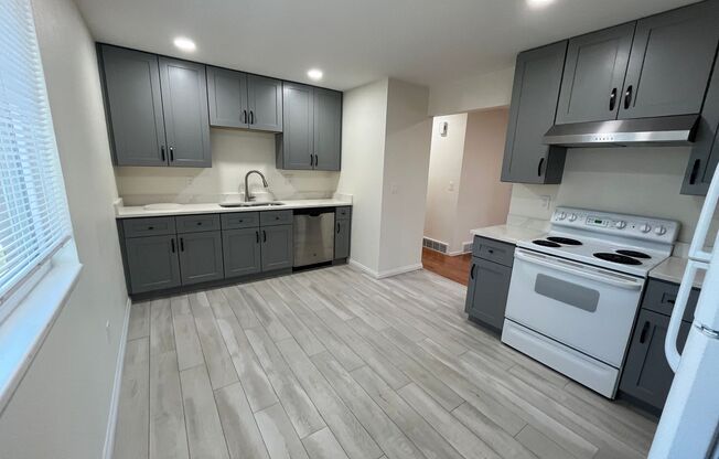 $500 Move in Special - Spacious 4 bed 2 bath Townhouse Near Fitzsimmons/Anschutz Campus with Finished Basement!!