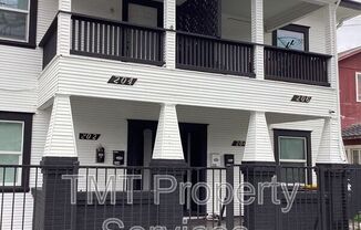 204 W OAK ST