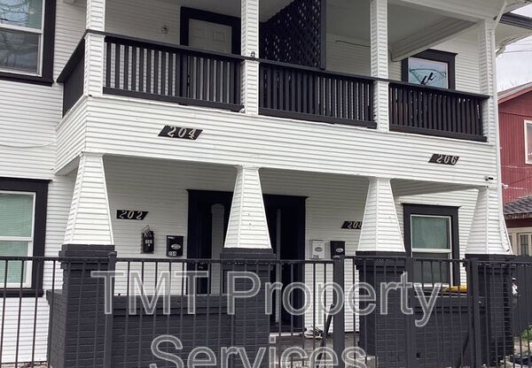 204 W OAK ST