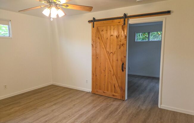 Charming Duplex Style 1 Bedroom 1 Bathroom Menlo Park Bungalow!
