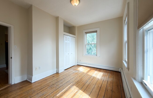 2 beds, 1 bath, 612 sqft, $3,000, Unit 2r