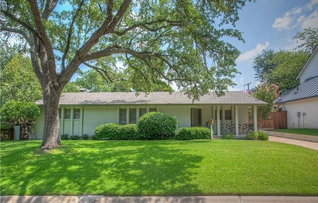 MIDCENTURY MODERN HOME IN CRESTWOOD