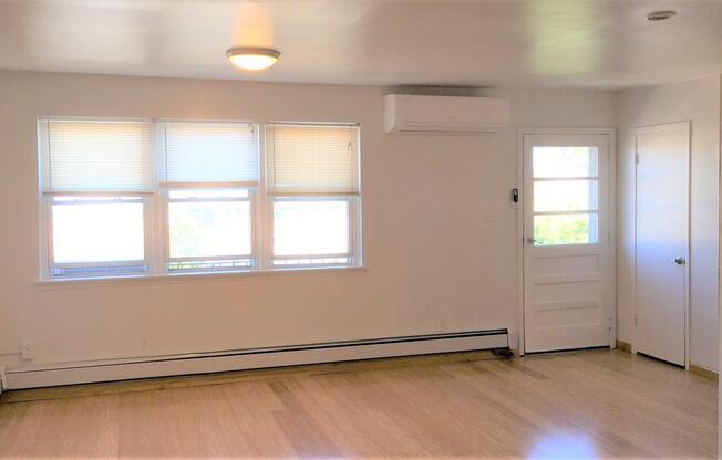 2128 E 70 ST