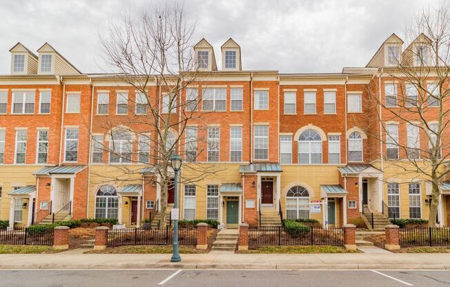 Stunning 3 Bed 2.5 Bath Brick Townhome In Sought After Lincoln Park