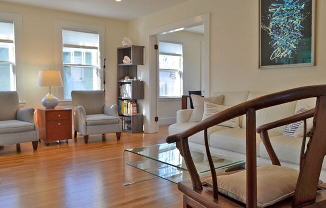 2 beds, 1.5 baths, $2,975, Unit 10A Gloucester Avenue