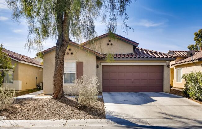 1 Story Home in East Las Vegas with Huge Backyard and Covered Patio!!