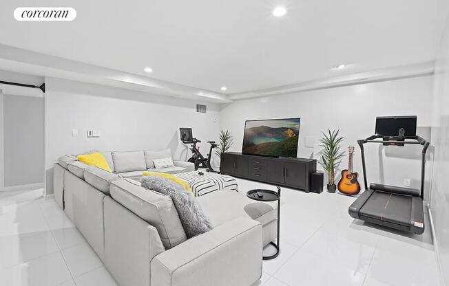 445 W 54 ST