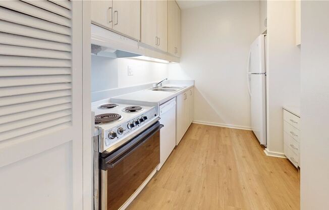 Central Location. Penthouse Condo. Split AC