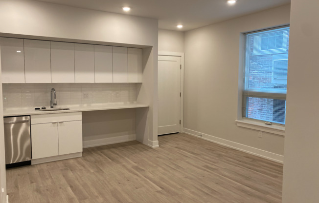 2 beds, 1 bath, 820 sqft, $2,220, Unit A202