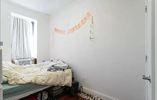 3 beds, 1 bath, $4,300, Unit 54