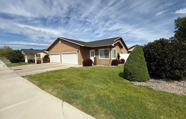 Spacious 3BR/2BA Duplex – Comfort Meets Convenience!