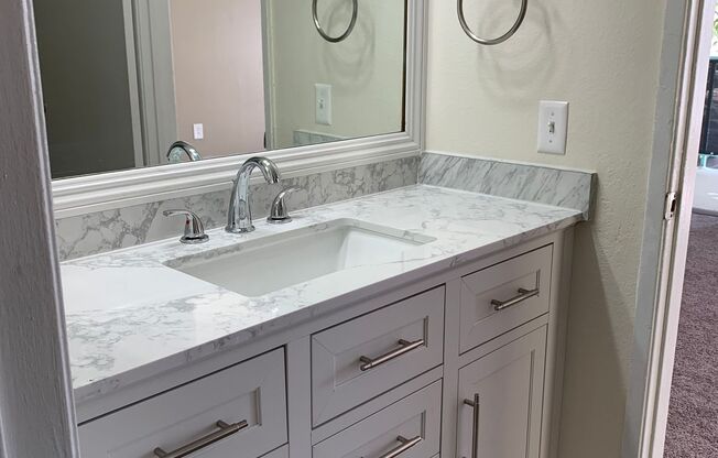 2 beds, 1 bath, 876 sqft, $2,595, Unit C210