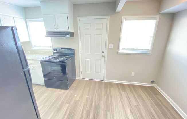 2 beds, 1.5 baths, 832 sqft, $1,100, Unit 874 Oakwood Villa