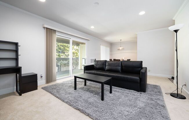 Furnished and Spacious 1 Bedroom Apartment Close to UCSD! Water Included!