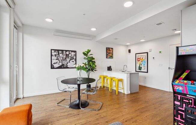 Studio, 1 bath, 331 sqft, $1,950, Unit 824