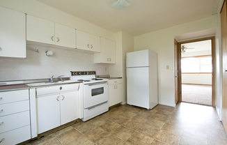 2 beds, 1 bath, $795, Unit 100-C