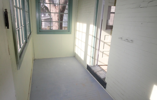 3 beds, 1 bath, $1,350, Unit 195 E. Maynard Ave