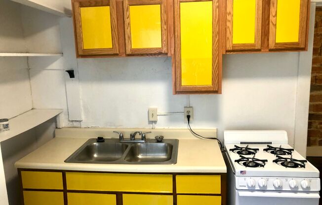 1 bed, 1 bath, 700 sqft, $785, Unit 215 Apt.B