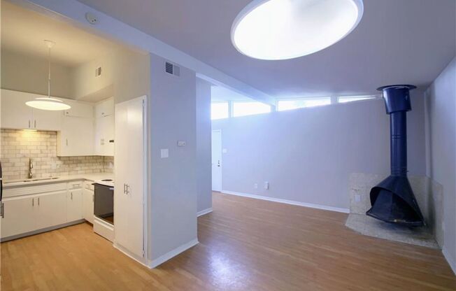 3 beds, 1 bath, 880 sqft, $2,700, Unit 1