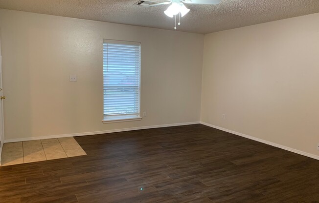 2 beds, 1 bath, 975 sqft, $895, Unit 999