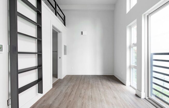 Studio, 1 bath, 332 sqft, $1,300