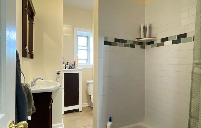 1 bed, 1 bath, 700 sqft, $1,195, Unit 17