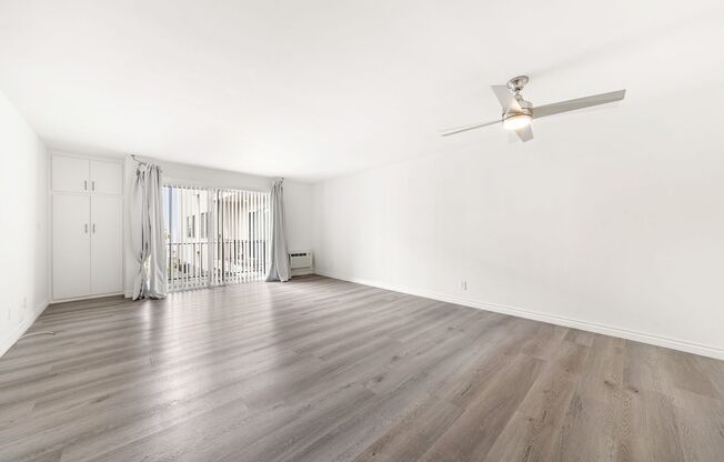 1 bed, 1 bath, 670 sqft, $2,300, Unit 220
