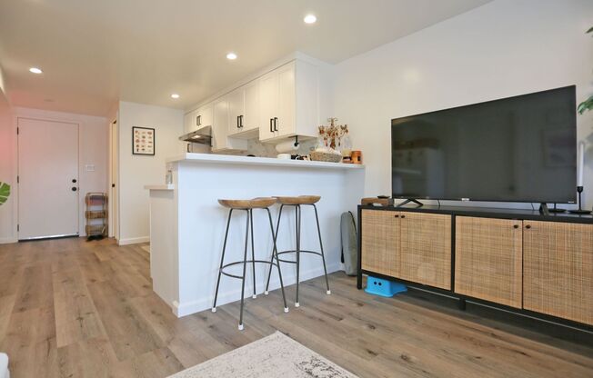 Furnished, garden 1BR/1BA In-Law in the Sunset District, Office (Quintara Street and 42nd Avenue)