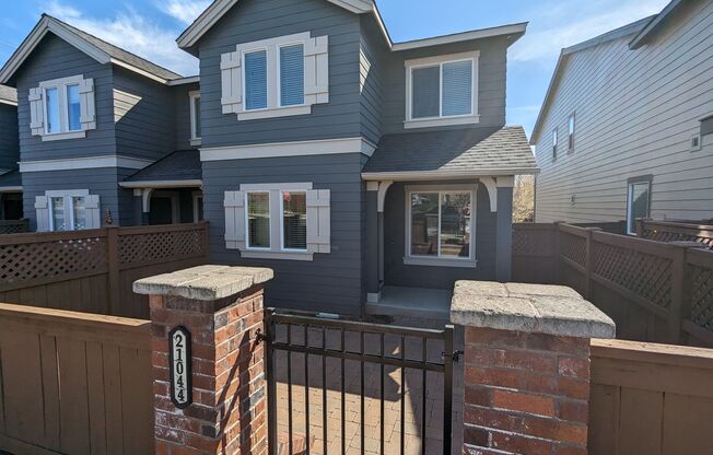 Spacious 3x2.5 townhouse with a fenced front yard and upstairs bonus area