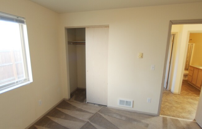 3 beds, 1 bath, 960 sqft, $1,600, Unit B