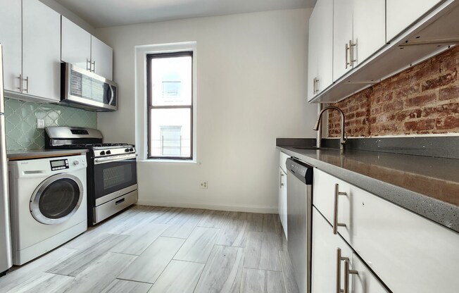 2 beds, 1 bath, $2,950, Unit 21