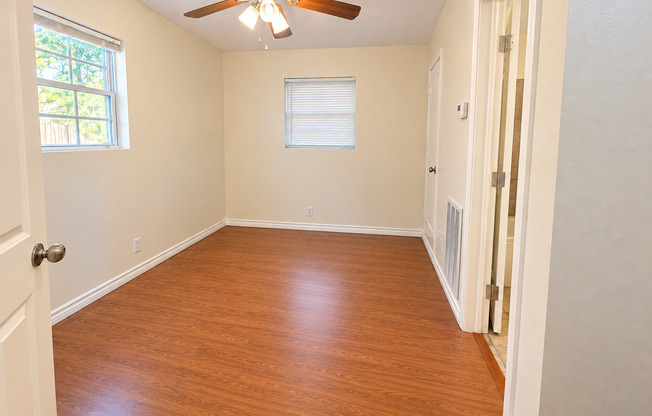 1 bed, 1 bath, 530 sqft, $950, Unit Skyway Unit 8 > SAK