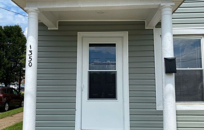 2 Bedroom Duplex off of Rivermont Ave.