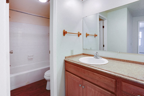 London Towne Apartments â Bathroom â Appliances Included - 24 Hour Emergency Maintenance â Ask for a Tour - Pet Friendly