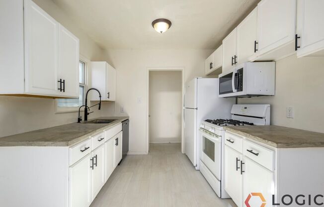 2 beds, 1 bath, 785 sqft, $1,200, Unit Upstairs