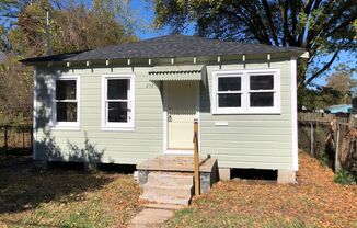 Nice 2 bedroom/1.5 bathroom house with fully fenced yard!