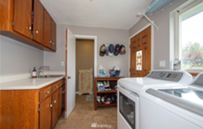 3 beds, 2 baths, $2,600