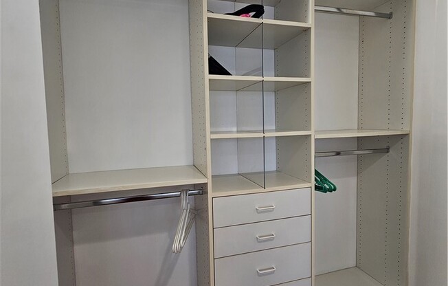 1 bed, 2 baths, 888 sqft, $4,995, Unit 2204