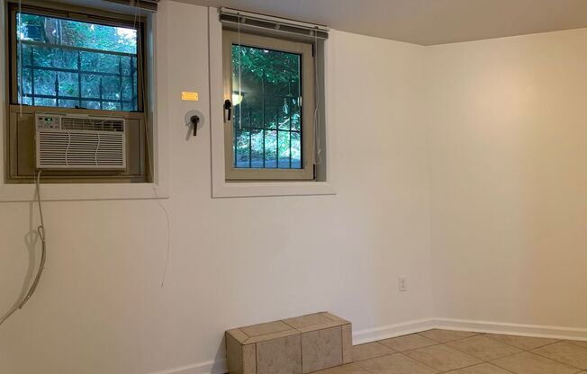 2 beds, 1 bath, 800 sqft, $1,699, Unit 5717 Hobart St. #B8