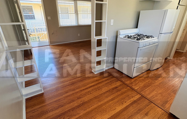 335 S LOS ROBLES AVE