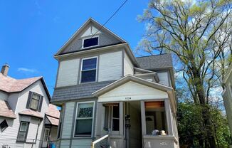 1054 Lafayette SE