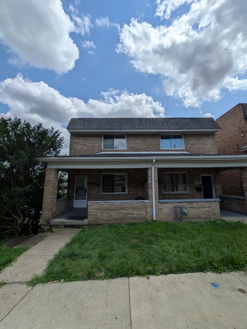 2 bed 1 bath home with large living room and yard!