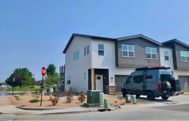 3 beds, 2.5 baths, $2,495, Unit 200