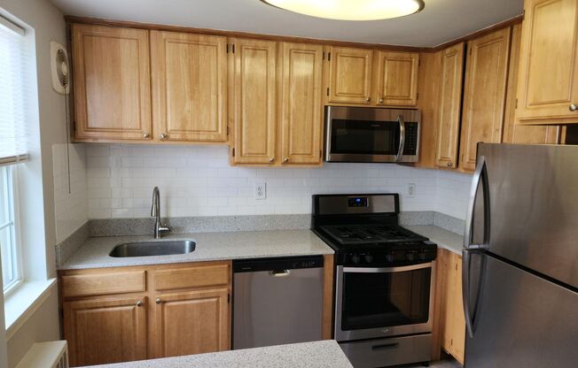 2 beds, 1 bath, 897 sqft, $2,335, Unit A-17