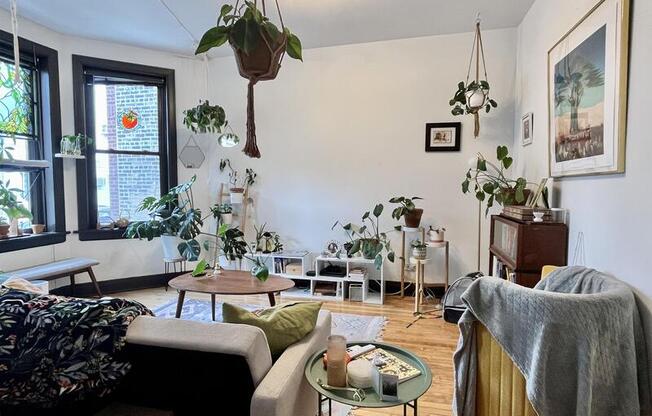 837 w 33rd St