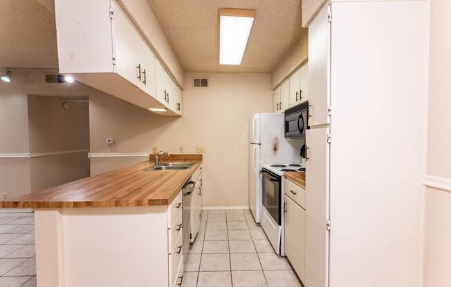 1 bed, 1 bath, $1,300, Unit # 11