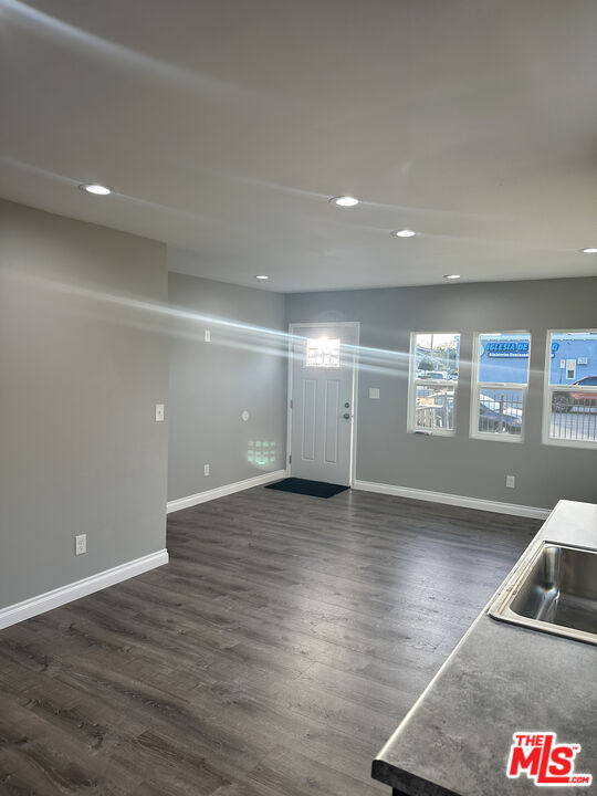 1551 W 55 ST