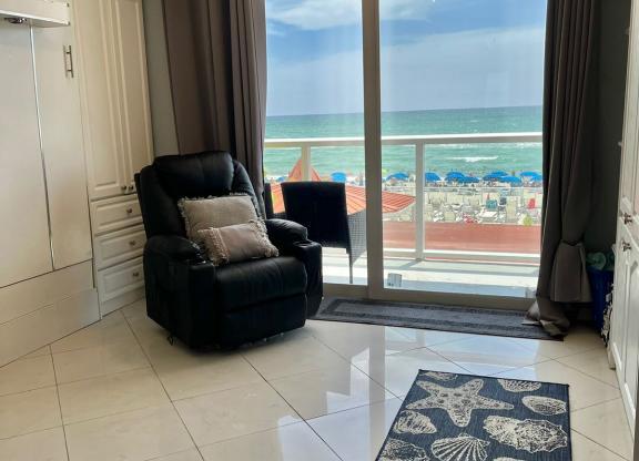 1 bed, 1 bath, $2,500, Unit UNIT 114