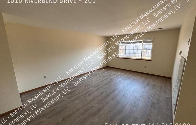 1016 RIVERBEND DR